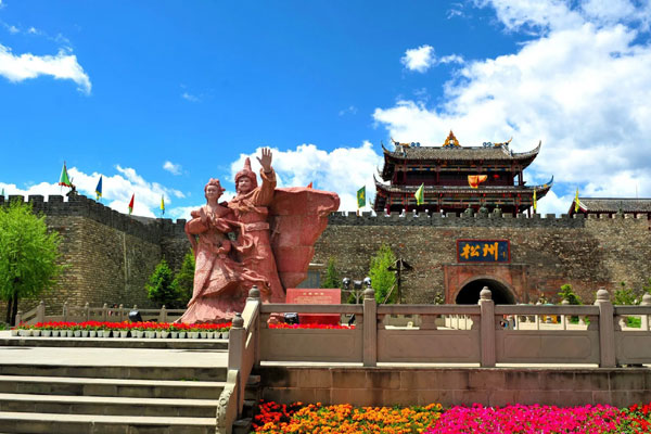 Thành cổ Tùng Phan (Songpan Ancient Town) – điểm dừng chân nổi tiếng trên đường đến Cửu Trại Câu, mang vẻ đẹp cổ kính giữa núi non Tứ Xuyên.